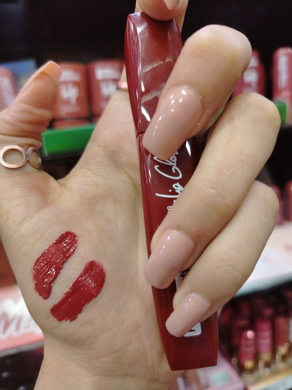 ليب جلوس Kiss Beauty Water Light – ألوان متنوعة – ثبات طويل ولمعة خفيفة