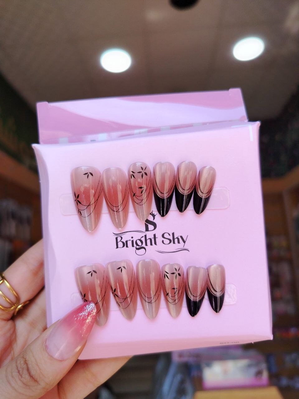 💅 ضوافر صناعية أنيقة جاهزة للتركيب – Bright Sky 🌸