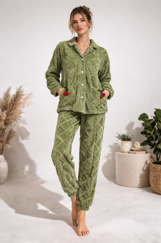 طقم بيجامة شتوي فرو سوفت (جاكيت + بنطلون) – جيوب كرز كيوت | لون زيتي