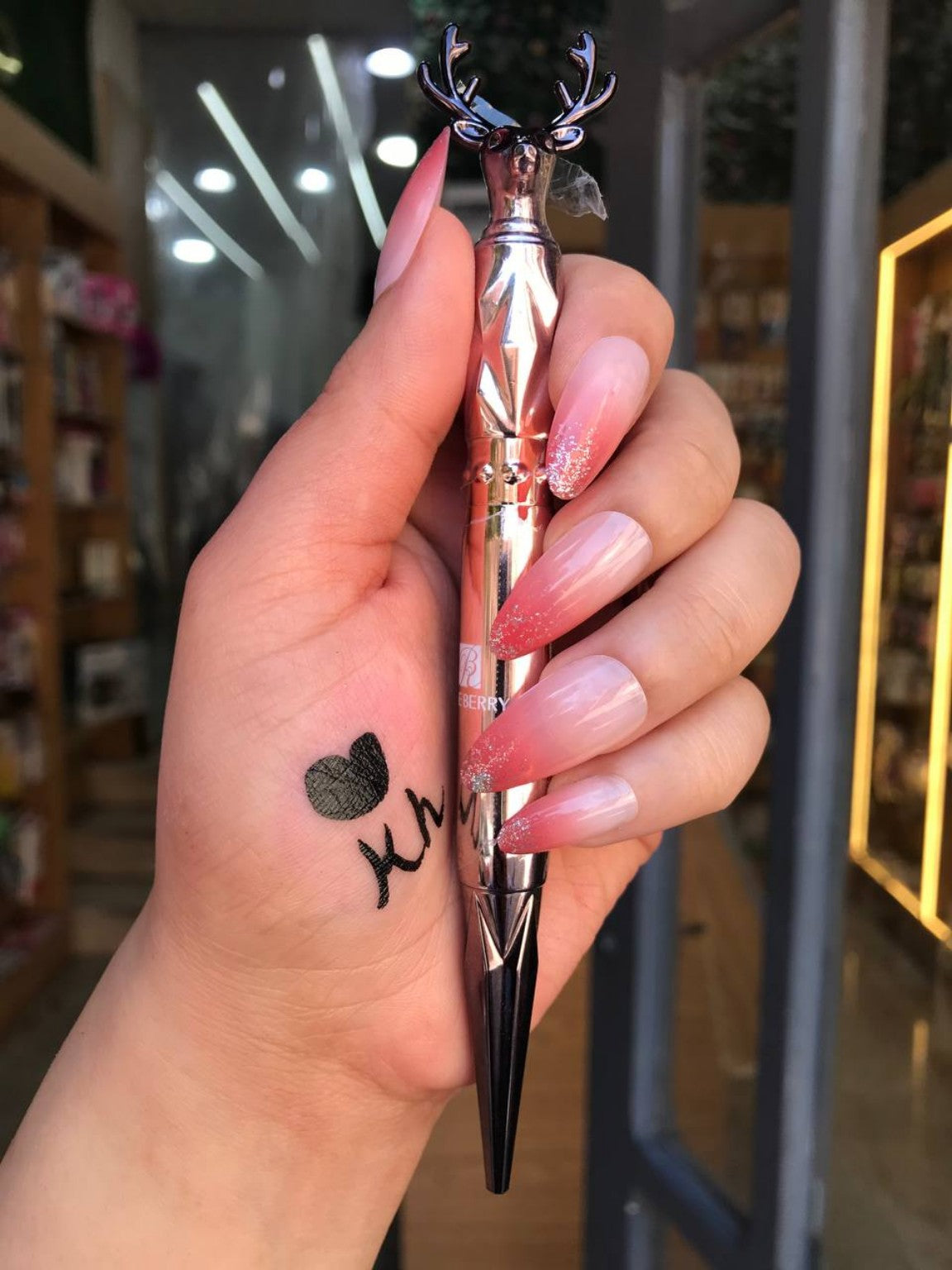 آيلاينر Rose Berry – تصميم رأس غزال فخم