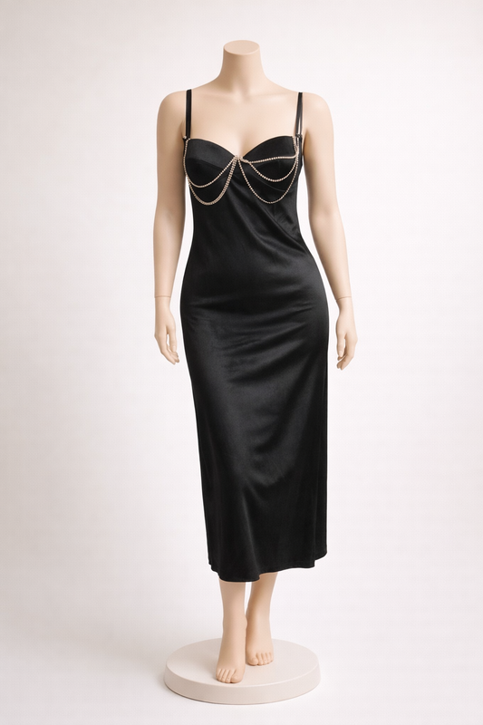 قميص نوم ساتان أسود طويل – حمالات رفيعة بتفصيلة سلاسل ستراس