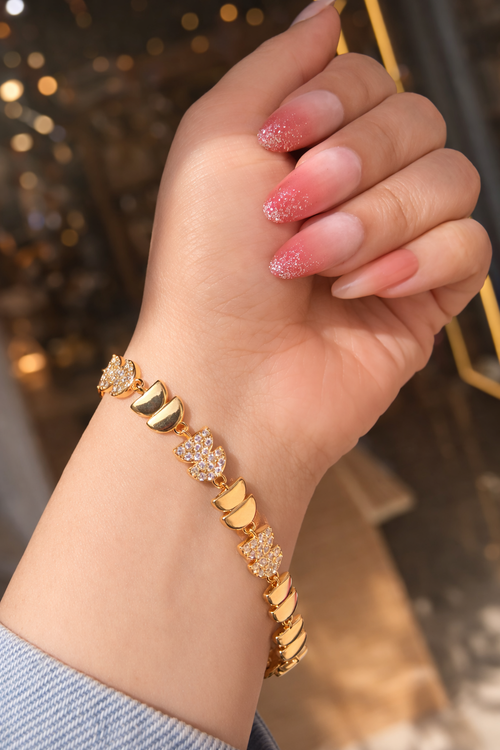 انسيال ستيل ذهبي مرصّع زركون – تصميم فراشات شيك (ثبات لون)