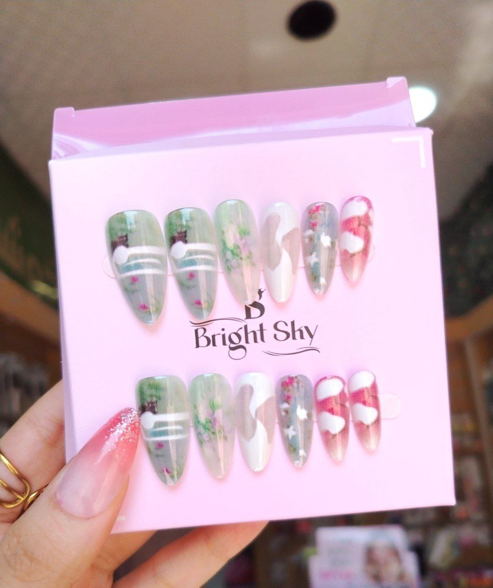 💅 ضوافر صناعية أنيقة جاهزة للتركيب – Bright Sky 🌸