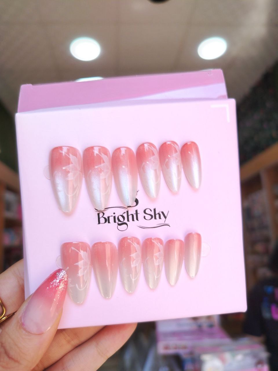 💅 ضوافر صناعية أنيقة جاهزة للتركيب – Bright Sky 🌸