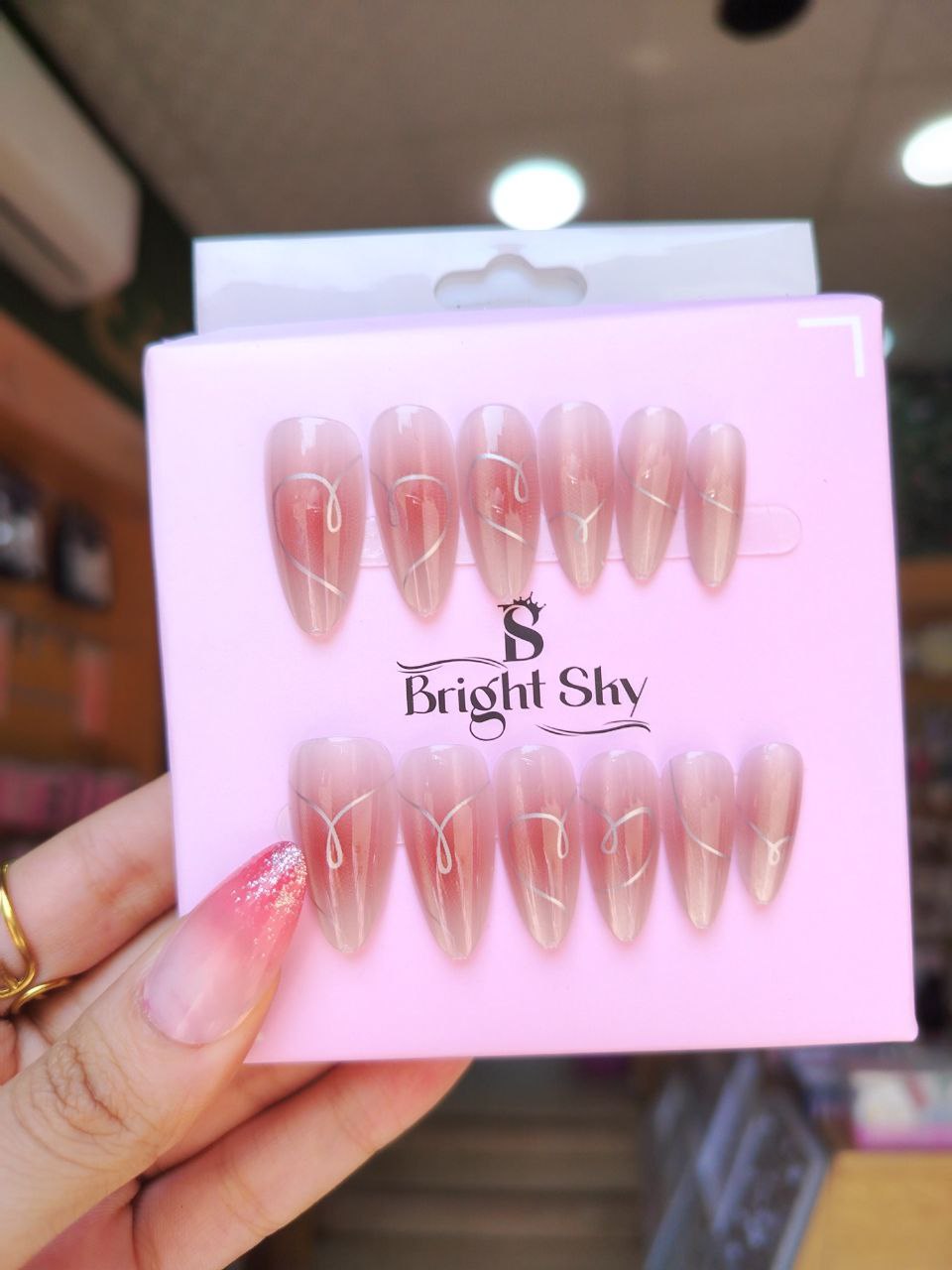 💅 ضوافر صناعية أنيقة جاهزة للتركيب – Bright Sky 🌸